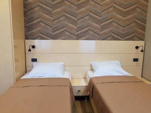 Dos camas una al lado de la otra en una habitación. en Rustaveli Modern Apartment Center of Tbilisi, en Tiflis