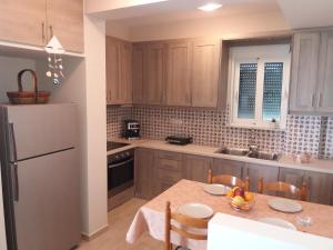 A kitchen or kitchenette at Loggos view apartments