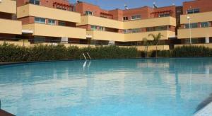 オバールにあるPine Beach Spotの建物の前の大きなプール