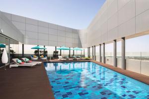 Bazén v ubytování Pearl Rotana Capital Centre nebo v jeho okolí