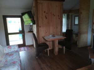 ein Wohnzimmer mit einem Tisch, Stühlen und einem Sofa in der Unterkunft Pension Wolkenreich in Oberhaag