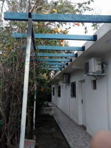 un edificio con un dosel azul sobre una pasarela en Santo Domingo en Esquina