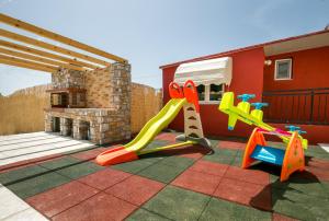 Herní místnost nebo prostor pro děti v ubytování Villa Elpis 1