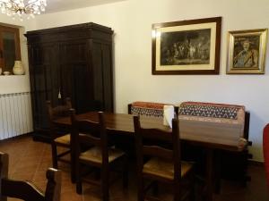 comedor con mesa de madera y sillas en cimmo, en Tavernole sul Mella