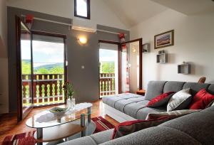 ein Wohnzimmer mit einem Sofa und einem Tisch in der Unterkunft Apartment Medeni in Rakovica