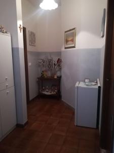 Cette chambre dispose d'un couloir avec un petit réfrigérateur. dans l'établissement Le Gardenie b&b, à Marina di Schiavonea