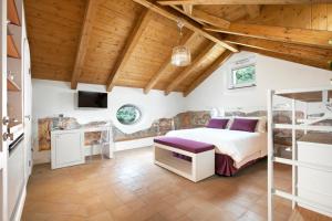 una camera con letto in una stanza con soffitti in legno di Il Moro Di Positano a Positano