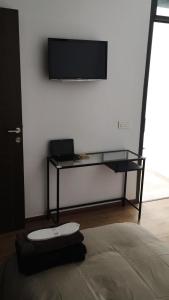 Cette chambre dispose d'un bureau et d'un ordinateur portable sur un mur. dans l'établissement residence agadir bay founty, à Agadir