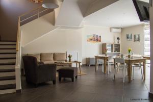 a living room with a couch and a table at B&B Geolja in Gioia Tauro