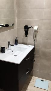 La salle de bains est pourvue d'un lavabo blanc et d'un miroir. dans l'établissement residence agadir bay founty, à Agadir