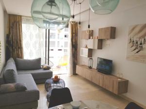 - un salon avec un canapé et une télévision dans l'établissement residence agadir bay founty, à Agadir