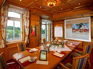 un comedor con una mesa en un tren en Schloss Hotel Holzrichter, en Nachrodt-Wiblingwerde