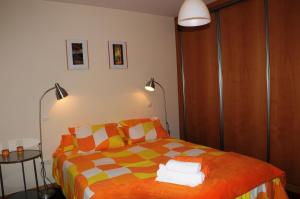 ヴィラ・ノヴァ・デ・ガイアにあるCellars Flatのベッドルーム1室(カラフルなシーツと枕のベッド1台付)