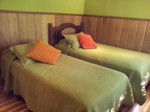 Tempat tidur dalam kamar di Outrippers Pucón