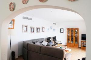 una sala de estar con un sofá y una mesa en Villa PANORAMA y Villa MIRADOR, en Son Bou