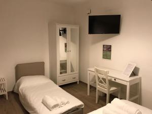 Habitación con escritorio, cama y espejo. en Villa Lò en Chieti