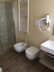 Villa Lò في كييتي: حمام مع مرحاض ومغسلة ودش