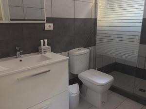 Phòng tắm tại La Posada Pachino Rooms