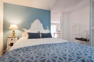 リスボンにあるCharming Apartment Travessa do Alcaideの青い壁のベッドルーム1室(大型ベッド1台付)