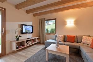 salon z kanapą i telewizorem w obiekcie Resort Tirol Brixen am Sonnenplateau w mieście Brixen im Thale