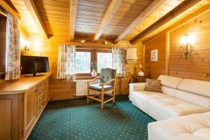 Televízia a/alebo spoločenská miestnosť v ubytovaní Hotel Pass Lueg
