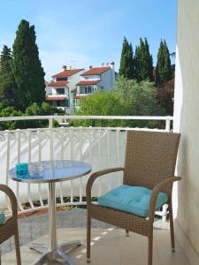 un patio con tavolo e sedie sul balcone. di Rooms Josipa a Rovigno (Rovinj)