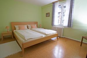 モンシャウにあるHotel Flosdorff - Appartementsのベッドルーム(ベッド1台、窓付)