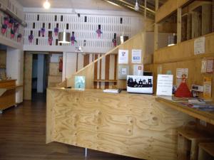 una tienda con un mostrador de madera en una habitación en O Albergue de Selmo, en Arzúa