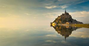 an island in the middle of a body of water at La Datiniere in Parigny