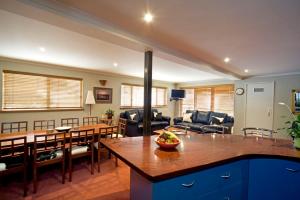 Alpine View Apartments في فولز كريك: غرفة معيشة مع طاولة وغرفة طعام