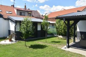 Aed väljaspool majutusasutust Na Útesu
