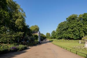 ロンドンにあるLancaster Gate Hyde Park by London Hotel Collectionの木々や芝生が茂る公園内の散歩道