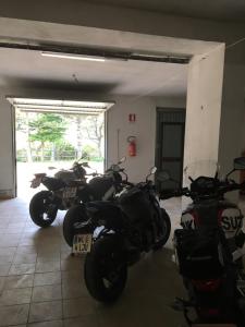 - deux motos garées dans un garage dans l'établissement Hotel Gorropu, à Urzulei