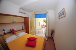Giường trong phòng chung tại Hotel Antares