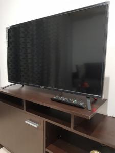 Televízia a/alebo spoločenská miestnosť v ubytovaní Dimitris House 4