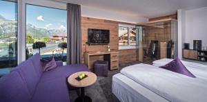Giường trong phòng chung tại Arthur's Hotel und Apartments am Achensee