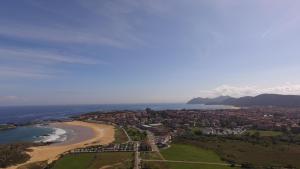 - une vue aérienne sur la plage et l'océan dans l'établissement Casa Pedroso, à Noja