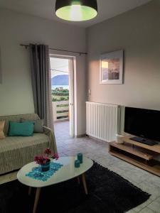 salon z kanapą i stolikiem kawowym w obiekcie Marianos Apartments w mieście Kisamos