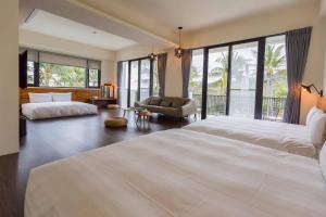 卑南富杉晴的一间带一张大床和一张沙发的大卧室