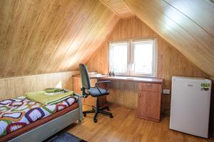 Schlafzimmer mit einem Bett, einem Schreibtisch und einem Fenster in der Unterkunft Wieża Kruszewo in Kruszewo