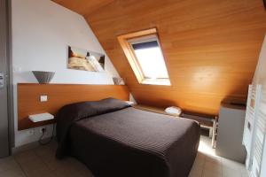 Habitación pequeña con cama y ventana en Residence Hoteliere Sarah Bernard, en Le Palais
