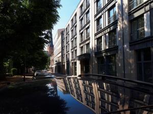odbicie budynku w kanale na ulicy w obiekcie Apartamenty Starówka - Melody w Szczecinie