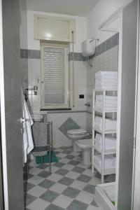 bagno con servizi igienici e lavandino di domus nostrae a Ercolano