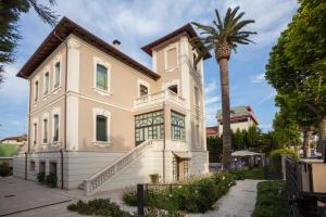 uma casa com uma palmeira em frente em Hotel 900 em Giulianova