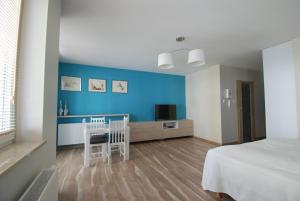 コウォブジェクにあるTLA Kolbergの青い壁のベッドルーム1室(ベッド1台付)