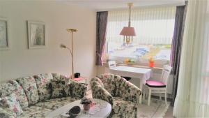 ein Wohnzimmer mit einem Sofa und einem Tisch in der Unterkunft Apartment Seaside in Westerland