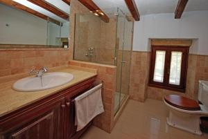 W łazience znajduje się umywalka, prysznic i toaleta. w obiekcie Cadernera w mieście Búger