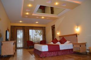 a hotel room with a bed and a television at Hotel La Scoica Land in Mamaia Sat/Năvodari