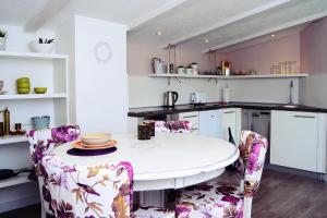 A kitchen or kitchenette at Romantic