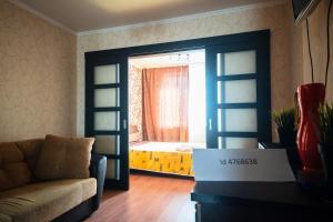 サラトフにあるКвартира с видом на паркのベッドルームにつながるドア付きのリビングルーム